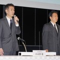 緊急記者会見の冒頭、データ不正について説明する小木曽聡社長。右は下義生会長＝4日午後、東京都港区