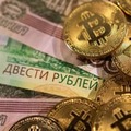 ロシアのルーブル紙幣と、暗号資産（仮想通貨）ビットコインのイメージ写真（ロイター＝共同）