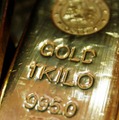 1kgの金の延べ棒＝2009年、ムンバイ（ロイター＝共同）