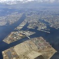 2025年大阪・関西万博予定地の人工島・夢洲（手前）＝2月、大阪市