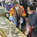 法被を着て鶴屋百貨店の食料品売り場に立ち、熊本県産アサリの購入を勧める蒲島郁夫知事＝17日午前、熊本市