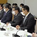 デジタル市場競争会議の会合であいさつする松野官房長官（中央）＝26日午前、首相官邸