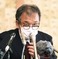 知床半島沖の観光船遭難事故について記者会見する「知床遊覧船」の桂田精一社長＝27日午後5時3分、北海道斜里町