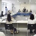 長崎市内で開かれた平和宣言文の起草委員会の第1回会合＝7日午前