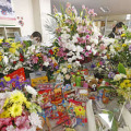 知床沖事故、犠牲者へ絶えぬ献花 画像