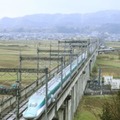 約1カ月ぶりに全線で運転を再開し、3月の地震で車両が脱線した現場付近を走る東北新幹線＝4月14日、宮城県白石市