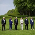 13日、ドイツ・バイセンハウスで、G7外相会合の記念写真に納まる各国外相ら。右端は林外相（AP＝共同）