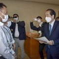 日本維新の会代表の松井一郎市長宛ての質問状を持参し、大阪市役所を訪れた立憲民主党の菅直人元首相＝16日午前