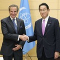 会談を前に握手するIAEAのグロッシ事務局長（左）と岸田首相＝20日午前、首相官邸