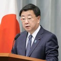 記者会見する松野官房長官＝8日午前、首相官邸