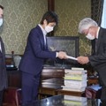 岡田憲治・衆院事務総長（右）に岸田内閣に対する不信任決議案を提出する立憲民主党の西村幹事長（中央）ら＝8日午後、国会