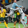 W杯決定の国民的英雄！豪州GK、ペルーGKの「PK指示書」を投げ捨てる？ 画像