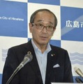 平和記念式典で読む平和宣言の骨子を発表する広島市の松井一実市長＝1日午後、広島市役所