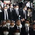 SPに警護されながら平和記念式典の会場に到着した岸田首相（中央）＝6日午前、広島市の平和記念公園