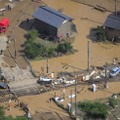 5日、JR北陸線の線路上に乗り上げたまま残っていた乗用車やがれき＝福井県南越前町（共同通信社ヘリから）