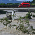 大雨で増水した青森県弘前市の岩木川＝10日午前5時30分