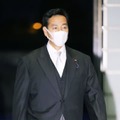 首相官邸に入る山際大志郎経済再生相＝10日午後7時