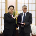 外相、ビル・ゲイツ氏に勲章授与 画像