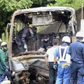 炎上したバスの車内を調べる、バス製造元「三菱ふそうトラック・バス」の担当者ら＝8日午前、名古屋市名東区