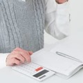 私は70歳。年金として月10万円をもらいながら、アルバイトで年収70万円ぐらい稼いだ場合、税金は高くなりますか？ 画像