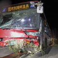 バスが道路外に逸脱、3人搬送 画像