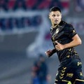 35歳名FWの「謎プレー」…自陣ゴールへドリブル、味方選手を抜き、PKを与える 画像