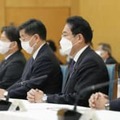 月例経済報告等に関する関係閣僚会議に臨む岸田首相＝25日午前、首相官邸