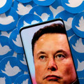 ツイッターのロゴと、スマートフォンに映し出されたイーロン・マスク最高経営責任者（CEO）（ロイター＝共同）