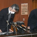 記者会見で謝罪する岩手県一関市教育委員会の小菅正晴教育長（左）＝8日午前、一関市役所