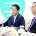 APEC首脳会議に出席した岸田首相（左）＝18日、バンコク（共同）