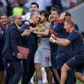 W杯歴史的勝利！イラン代表アズムン、なんと監督の首を絞める…いいシーンだった