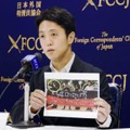記者会見で話す久保田徹さん＝28日午後、東京都千代田区