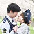 田中圭＆高畑充希がキス寸前「unknown」“桜吹雪ラブ”場面写真解禁 画像