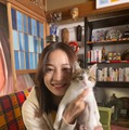 広瀬すず、“笑わないOL”役も飼い猫を前に笑顔 貴重な2ショット解禁＜水は海に向かって流れる＞ 画像