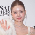 囲み取材に応じたソン・ジア（C）モデルプレス