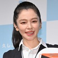 記者発表会に出席したビビアン・スー（C）モデルプレス