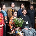 （奥左から）横山芽生、浜辺美波、神木隆之介、松岡広大、木村風太（手前左から）遠藤さくら、濱田龍臣「らんまん」第122話（C）NHK