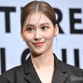 TWICEサナ、ミニ丈で大胆美脚披露 雨のミラノ楽しむ姿に反響「美しすぎる」「思わず立ち止まってしまう」 画像