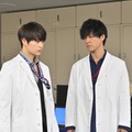 瀬戸康史、桐谷健太「院内警察」第1話より（C）フジテレビ／共同テレビ