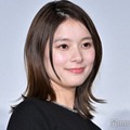 芳根京子、大胆スリット＆透けタイツで美脚披露 綾野剛の「紅」生歌唱を回顧＜カラオケ行こ！＞ 画像