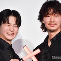 ペンライトで「X」を作る齋藤潤、綾野剛（C）モデルプレス