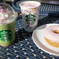 （左から）花見抹茶 クリーム フラペチーノ、花見 ブロンド ラテ（C）モデルプレス