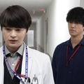 瀬戸康史、桐谷健太「院内警察」第9話より（C）フジテレビ／共同テレビ