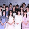 （3列目左から）和田明果さん、久木田帆乃さん、南野里奈さん、鈴鹿彩貴さん、渡辺華音さん、今津満理菜さん（2列目左から）冨永怜さん、川上理子さん、浅沼叶羽さん、森田莉緒さん、野口結夢さん（1列目左から）高橋遥花さん、野口かんなさん、佐賀涼花さん、田中稀乃香さん、大平ひかるさん（C）モデルプレス