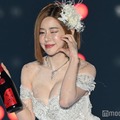 韓国DJ SODA、きらめくボディに釘付け 豪華ドレス姿が美しい【関西コレクション 2024 S／S】 画像