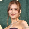 TWICEサナ、ユニフォーム姿で美ウエストちらり「さすがのスタイル」「引き締まってる」の声 画像