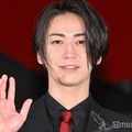 サービス精神フル稼働中の亀梨和也（C）モデルプレス