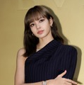 BLACKPINKリサ、“超ミニ丈”で圧巻美くびれ披露「異次元スタイル」「リスペクト」と反響 画像