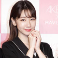 柏木由紀、グラスを頬に当てたキュートな笑顔SHOTに反響「めちゃ可愛い！」「最高！！」 画像