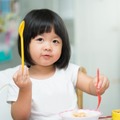 【キャンプで】1歳半の子どもがテーブルにあった巨峰を！？…→次の瞬間、見せた表情に「おかしくて笑ってしまった」 画像